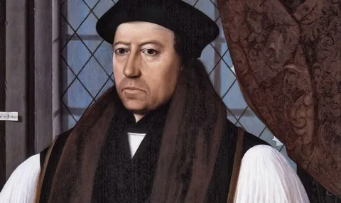 Retrato de Thomas Cranmer con birrete negro, estola de piel y roquete, ante una ventana de cristales en rombo.
