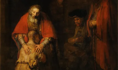 El padre apoya las manos sobre los hombros del hijo arrodillado, mientras otros personajes observan.