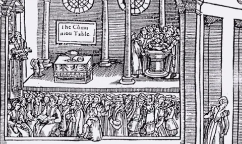 Una iglesia inglesa reformada: la mesa de la comunión con el pan y el vino, el púlpito con el predicador, la pila del bautismo y la congregación.