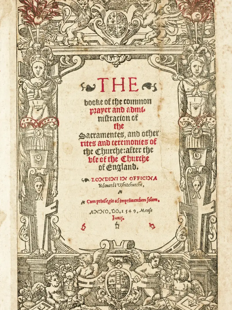 Portada del Libro de Oración Común de 1549, con el título en rojo y negro dentro de una orla grabada