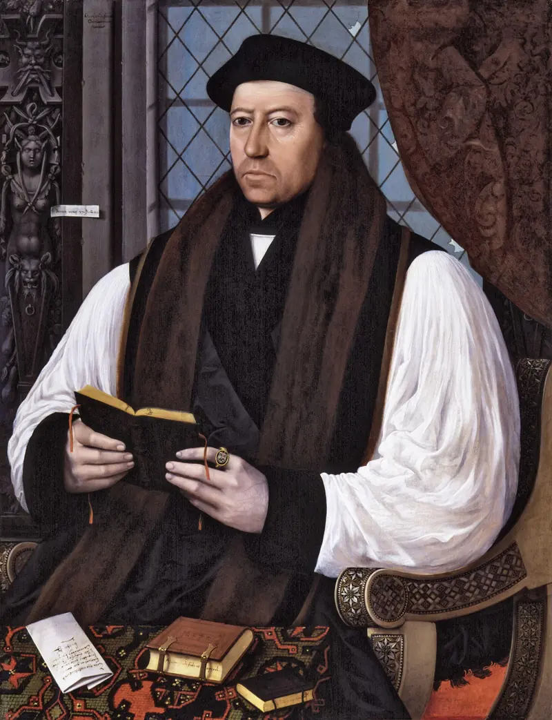 Retrato de Thomas Cranmer, arzobispo de Canterbury, sentado, con roquete blanco, ropa negra con vueltas de piel y un libro abierto en las manos